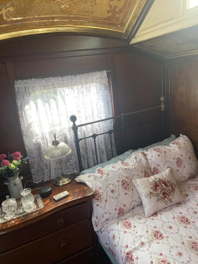 Vintage Showman'S Wagon For Two Close To Beach 플리머스 외부 사진